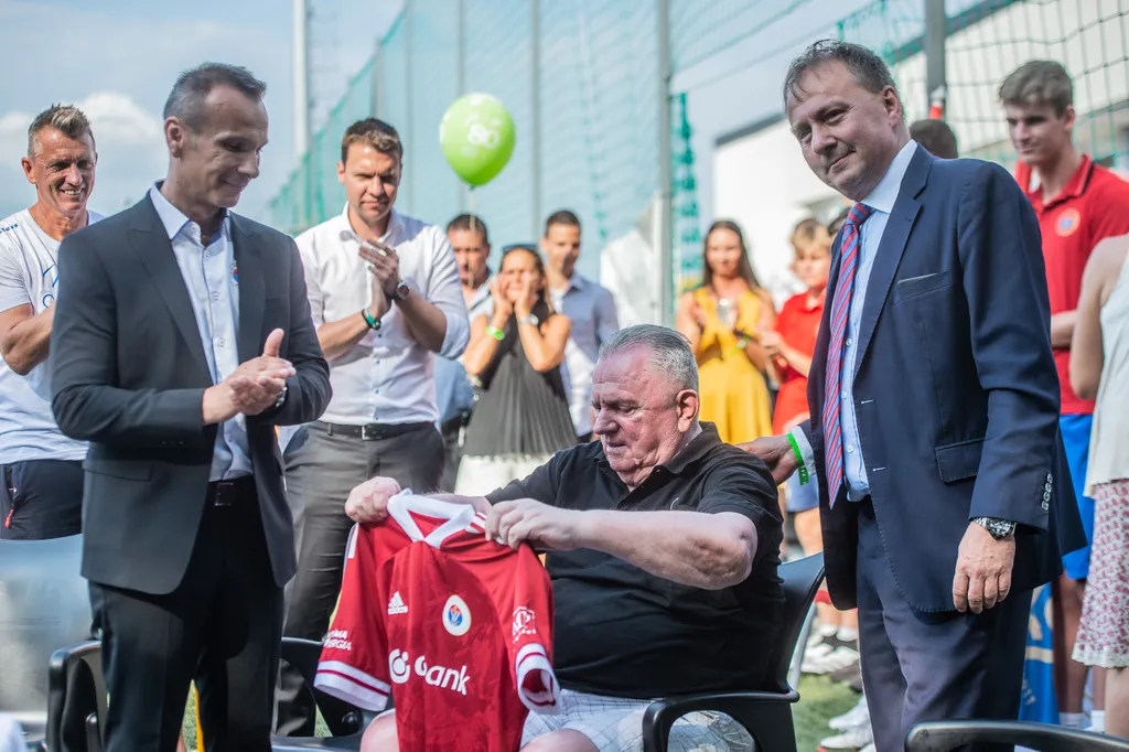 Mészöly Kálmán születésnapi köszöntése, mészöly kálmán 80 éve, Csillaghegyi Strand focipálya 