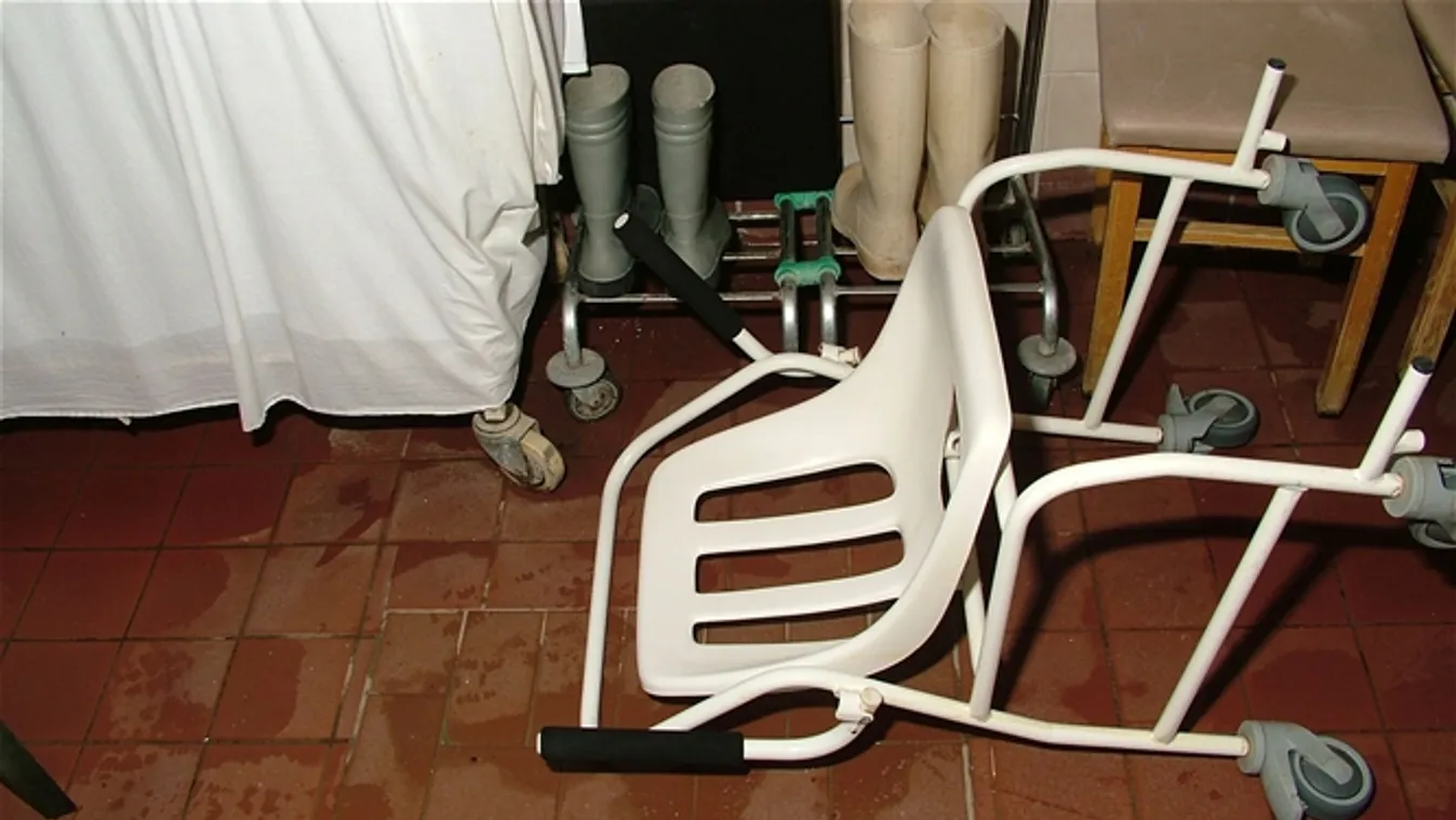 felborult szék 