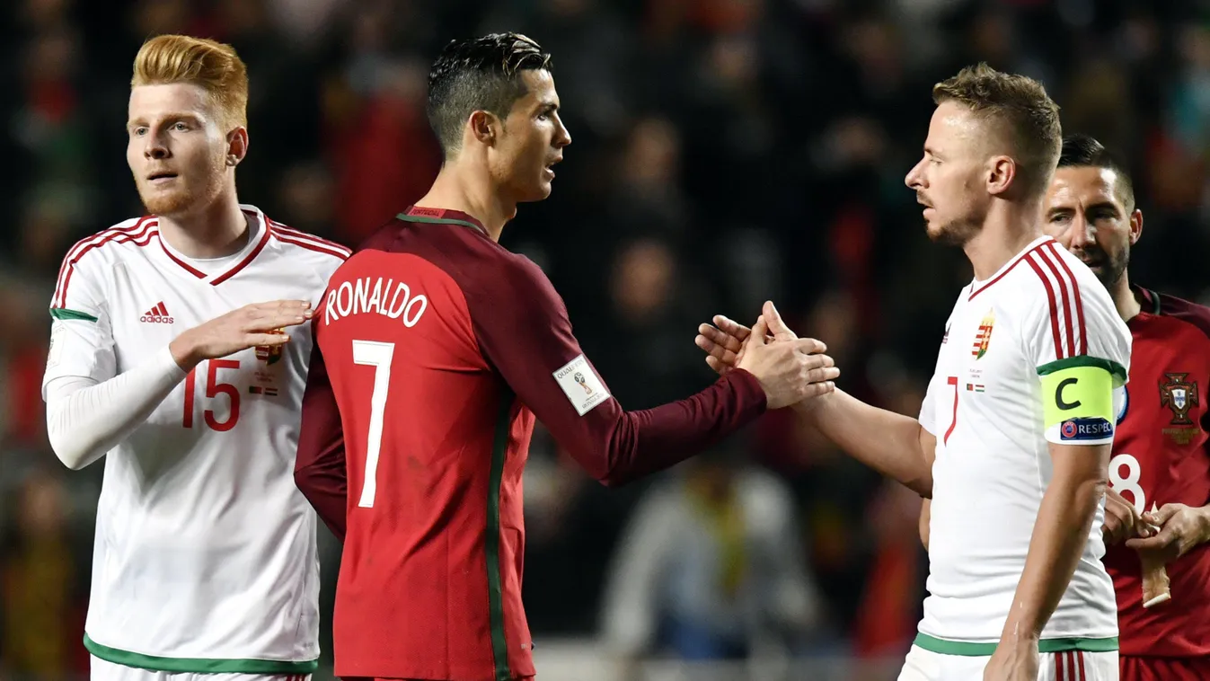 A portugál Cristiano Ronaldo (b2) és Dzsudzsák Balázs (j2) kezet fog, balra Kalmár Zsolt a Portugália - Magyarország labdarúgó világbajnoki selejtezőmérkőzés végén 
