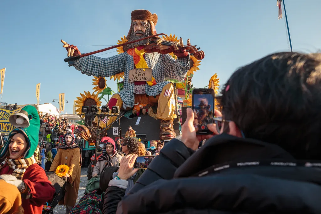 VIAREGGIO, karnevál, felvonulás, Olaszország, 150 éves hagyomány, 2023. 02. 07., február 4-től 25-ig 