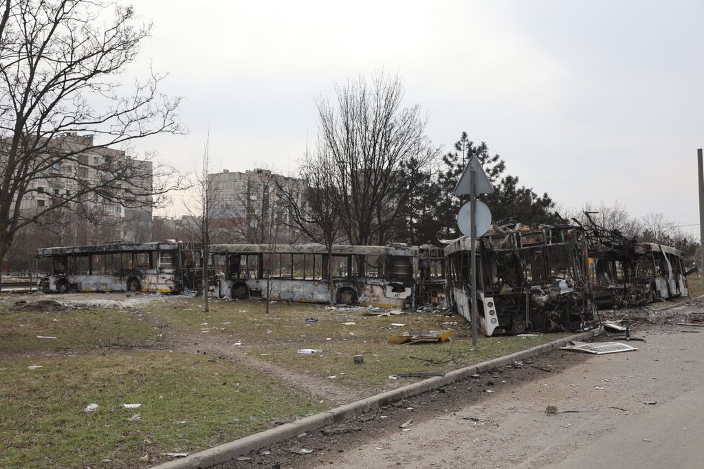 Ukrán válság 2022, orosz, ukrán, háború, Ukrajna, Mariupol, rakétatámadás, romos épületek, lakóházak, romok, rom, pusztítás, kiégett buszok, jármű 