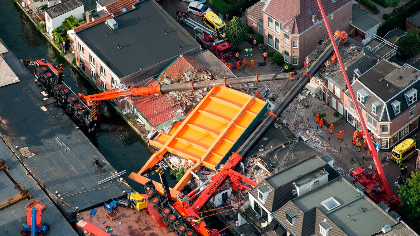 Alphen aan den Rijn, 2015. augusztus 4.
Légi felvétel két daruról, amelyek lakóházakra zuhantak a hollandiai Alphen aan den Rijnben 2015. augusztus 3-án. A darukat egy híd felújítási munkálataihoz használták. (MTI/EPA/Bram Van de Biezen) 