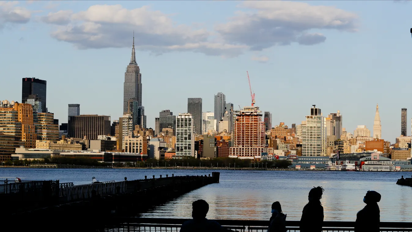 Hoboken, 2020. május 8.
Emberek sétálnak egy parkban a New Jersey állambeli Hobokenben 2020. május 8-án. A háttérben a New York-i Manhattan felhőkarcolói. New York államban változatlanul alig lassul a koronavírus-járvány fertőzöttjeinek és halálos áldozat