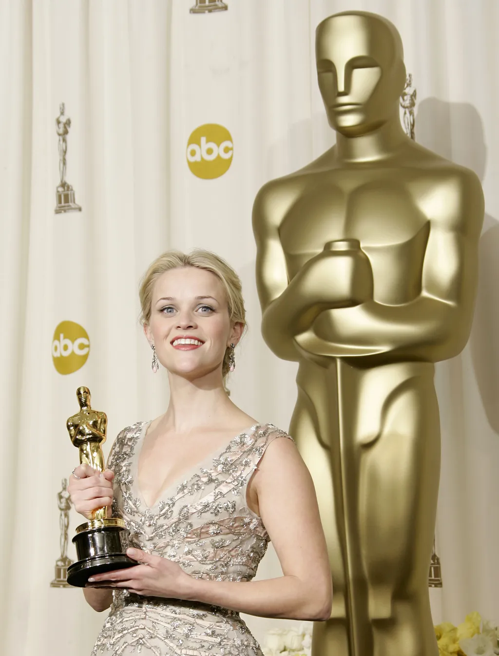56947995 Vertical SMILING ACADEMY AWARDS FRONT VIEW PORTRAIT TROPHY PRIZEGIVING CINEMA AWARD ACTRESS STATUE 