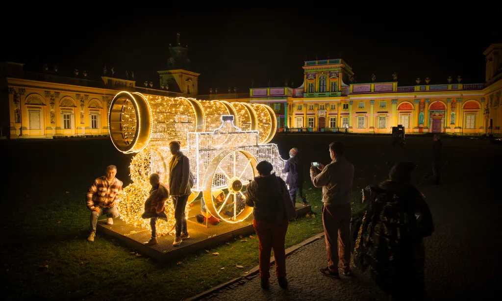 Látványos fényinstallációk a varsói Royal Garden területén, Varsó, Lengyelország, fény, kiállítás 