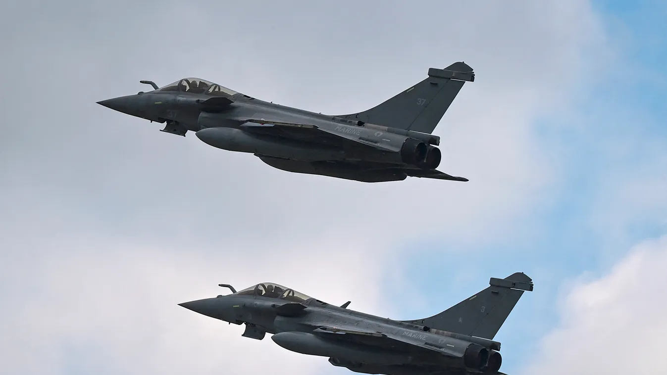 Horizontal ILLUSTRATION AIR FORCE MILITARY PLANE MILITARY MANŚUVRES Two French air force Rafale F3-R jets take off from the military airport of Andravida, southern Greece, on April 19, 2021. - Led by the Hellenic Air Force, "INIOCHOS 2021" multinational a