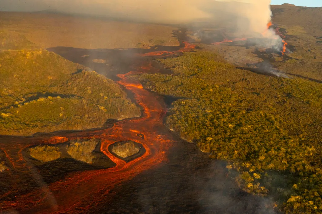 Vulkánkitörés a Galapagos szigeteken 