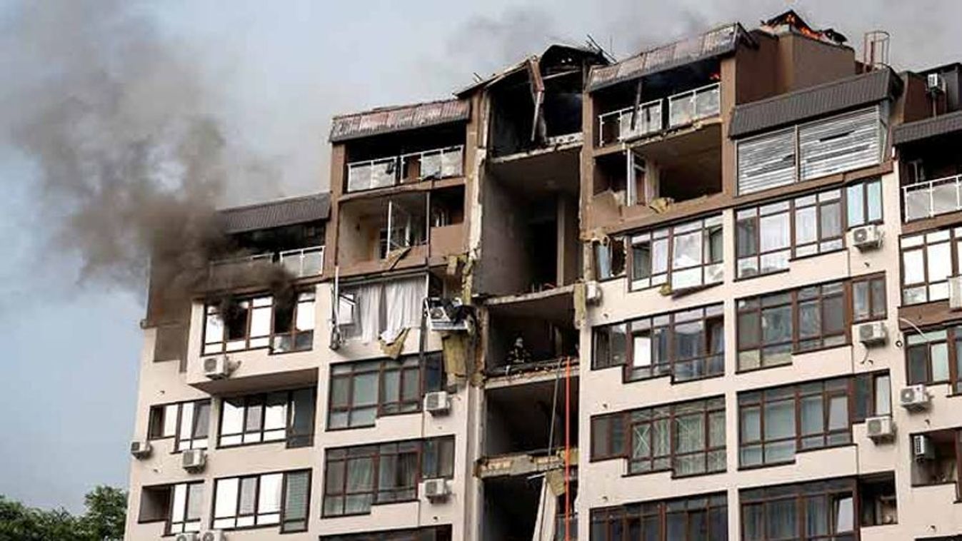 megrongálódott lakóház Kijevben 2022-ben 
