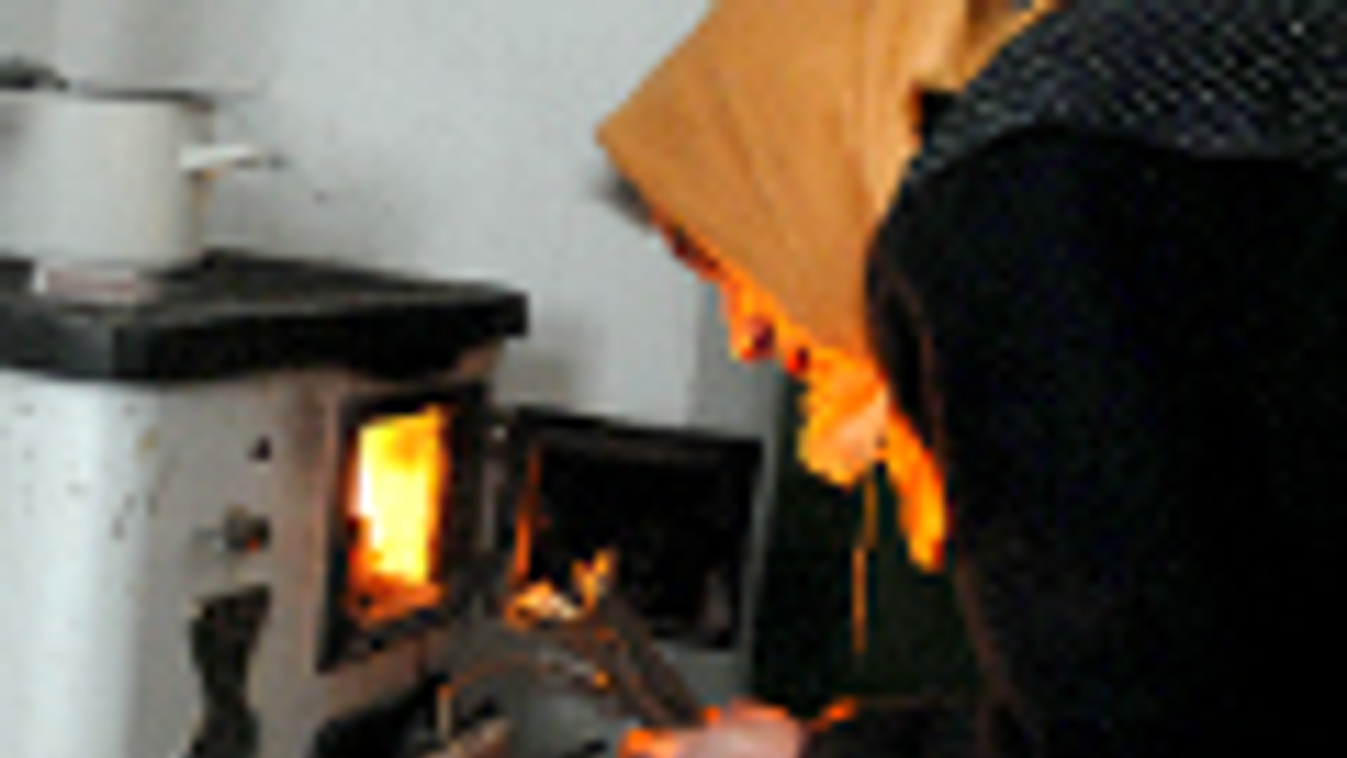 fafűtés, szén-monoxid-mérgezés, 
Özvegy Kószó Jánosné fát rak a tűzre, amikor ebédet főz háza egyetlen fűtött helyiségében, a konyhában