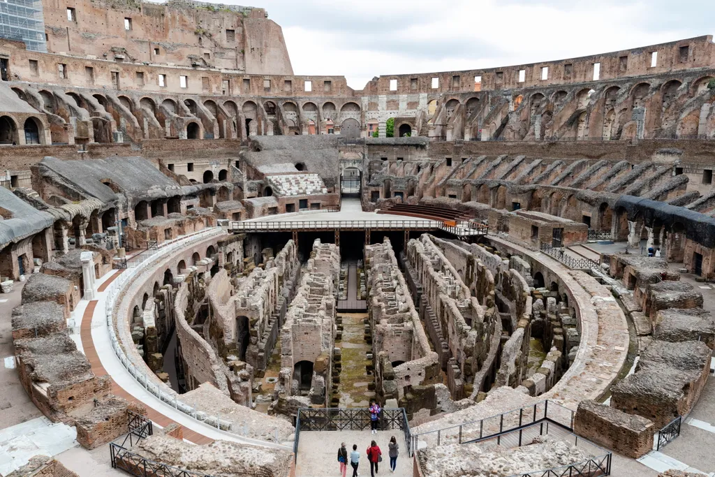 Látogatók a római Colosseumban 