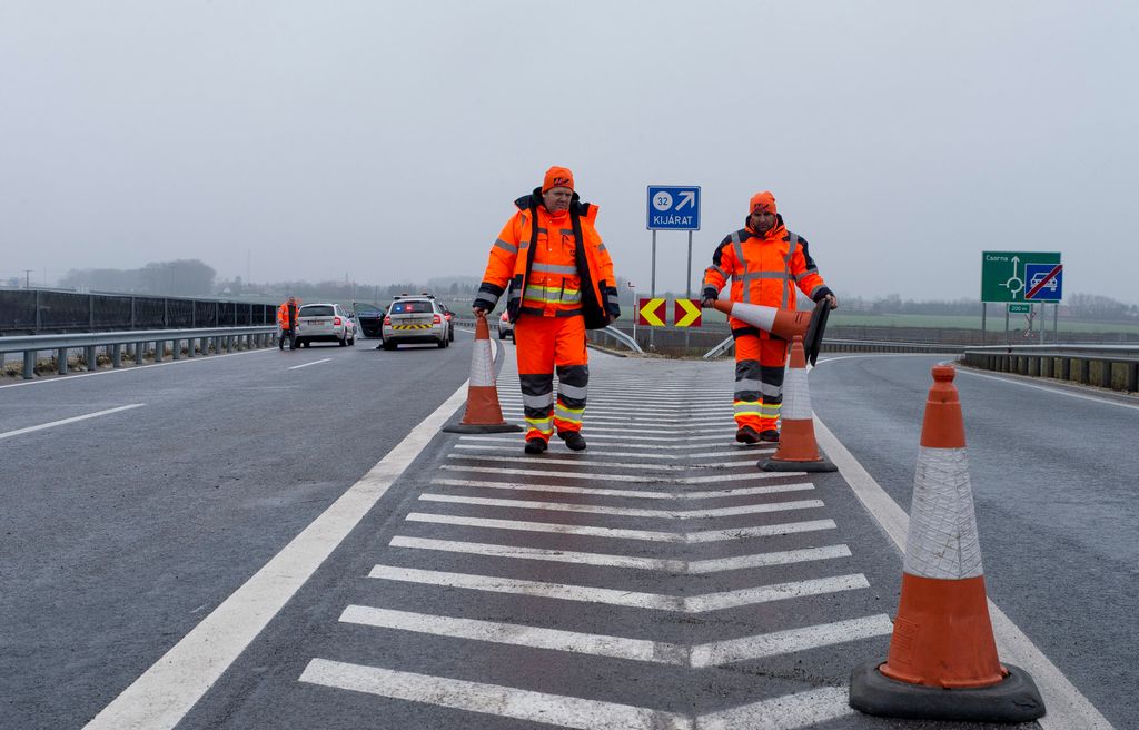 M85-ös gyorsforgalmi út Sopron és Győr között   ÁLTALÁNOS KULCSSZÓ átadás avatás bója EGYÉB TÁRGY Foglalkozás gyorsforgalmi út KÖZLEKEDÉSI LÉTESÍTMÉNY munkás SZEMÉLY TÁRGY út 