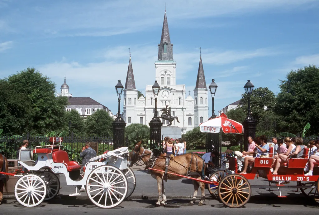 USA - New Orleans - St. Louis-Cathedral ACE Animals Arts-Culture-Entertainment Monuments_and_Heritage_Sites Tourism_and_Leisure Travel UNITED_STATES:USA CATHEDRAL exterior group horse-drawn_carriage st_louis_cathedral SUN sunshine HORIZONTAL 