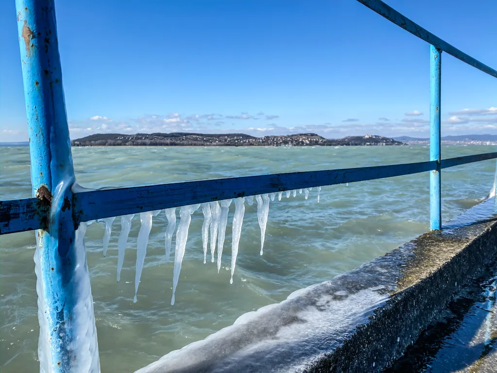 befagyott balaton, jeges balaton, időjárás, jég, tél 