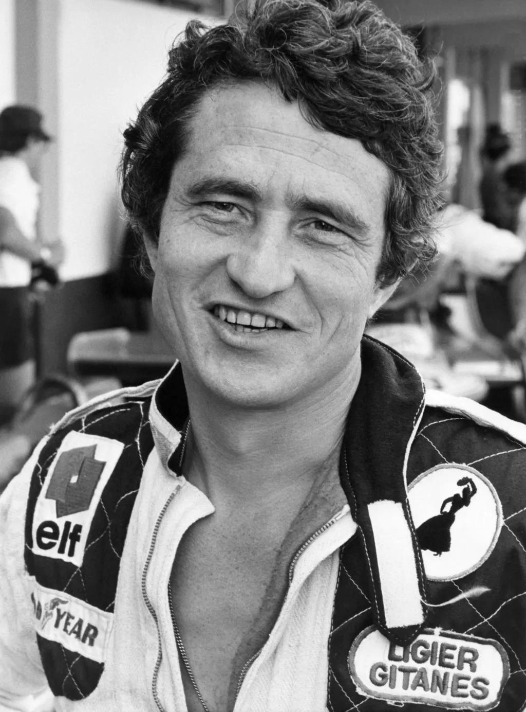 Patrick Depailler Forma-1 hősi halottai galéria 2021.    RACE-PILOT-DEPAILLER Vertical RACING DRIVER CAR RACING PORTRAIT-CLOSE-UP BLACK AND WHITE PICTURE SPONSOR 