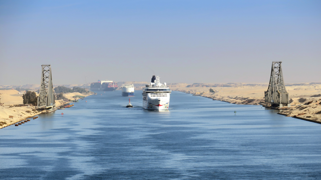 Szuezi-csatorna Cruise ship in the Suez Canal canal 