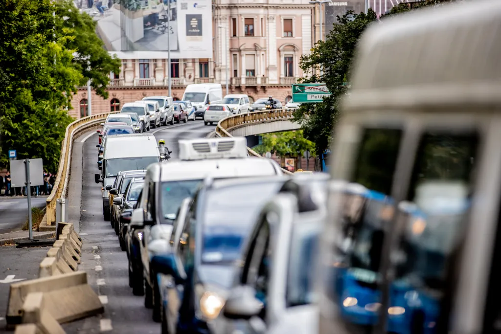 dugó, közlekedés, forgalom, autó, belváros, Budapest, 2021.09.01.taxi 