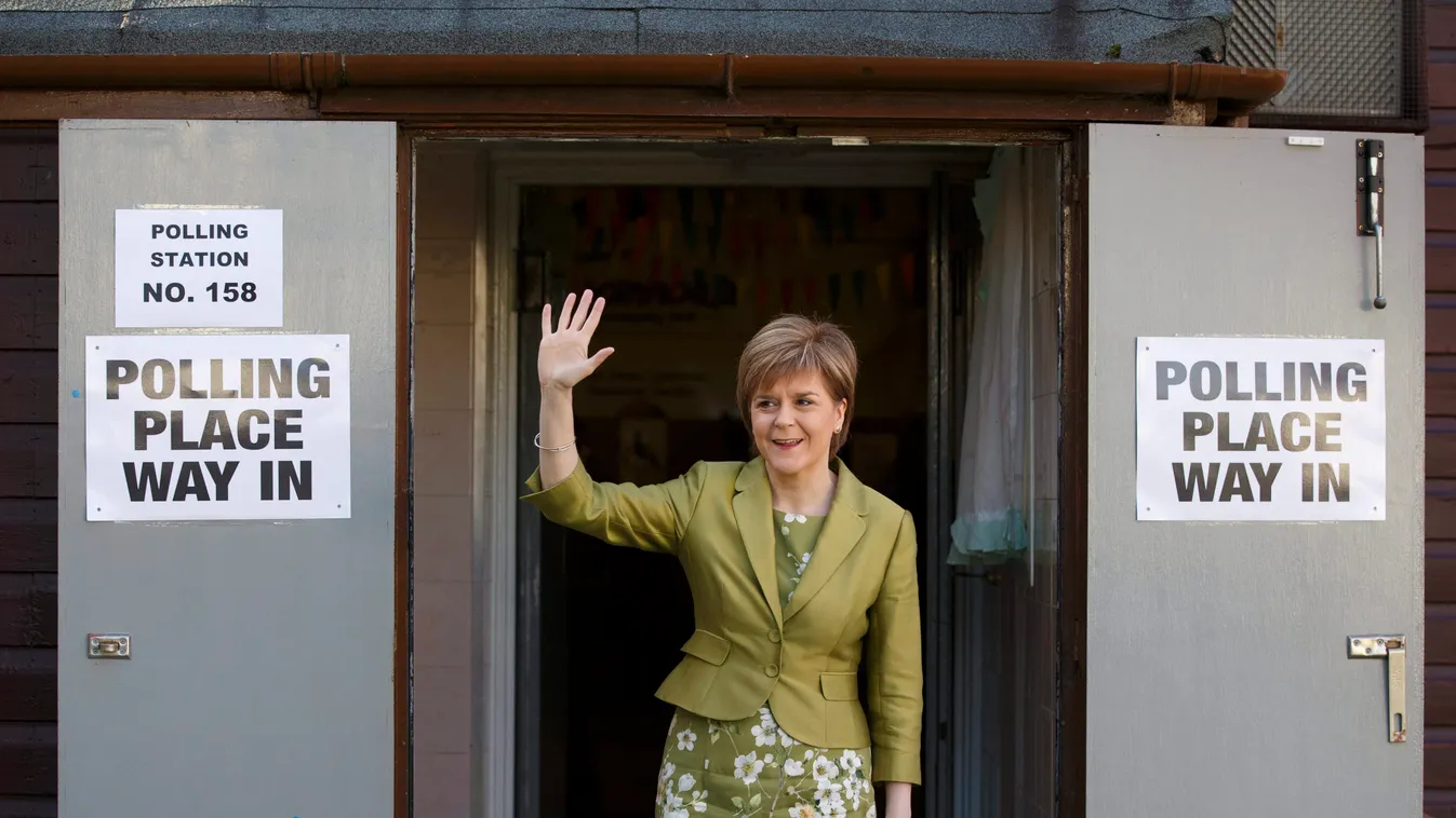 Broomhouse, 2015. május 7.
Nicola Sturgeon skót miniszterelnök, a Skót Nemzeti Párt (SNP) vezetője, miután leadta szavazatát egy broomhouse-i szavazóhelyiségben 2015. május 7-én, a brit parlamenti választások napján. (MTI/EPA/Robert Perry) 