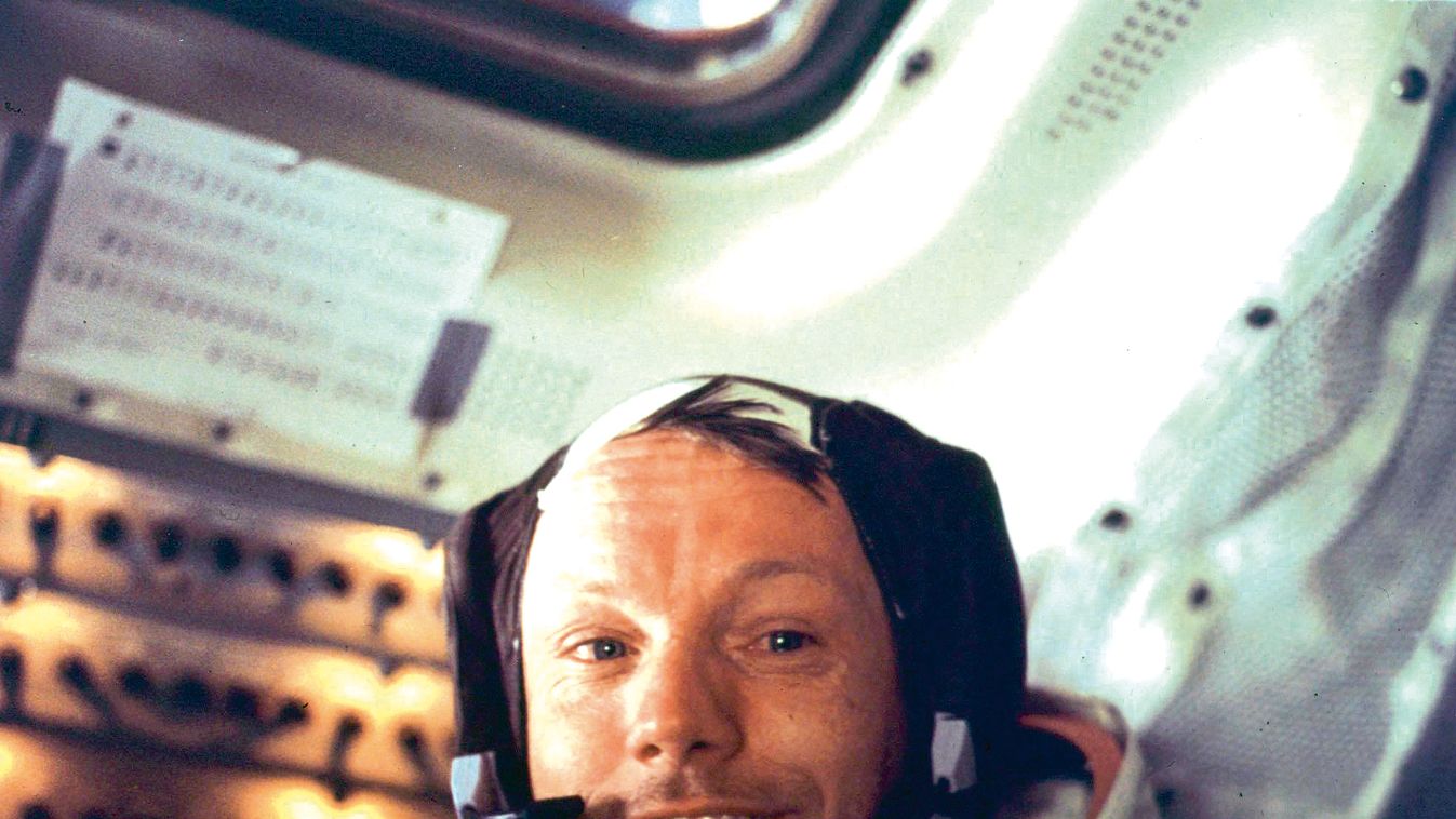 Neil Armstrong a holdkomp fedélzetén 