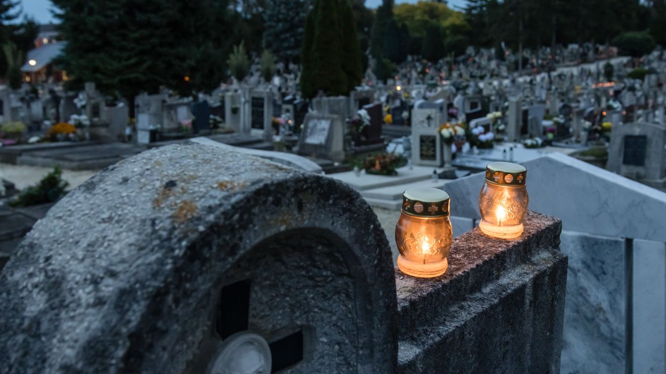 este esti felvétel FOTÓ FOTÓTECHNIKA mécses NAPSZAK síremlék sírkő TÁRGY TEMETŐ, mindenszentek ünnepe, halottak napja, temető, megemlékezés, mécses, galéria, 2023 