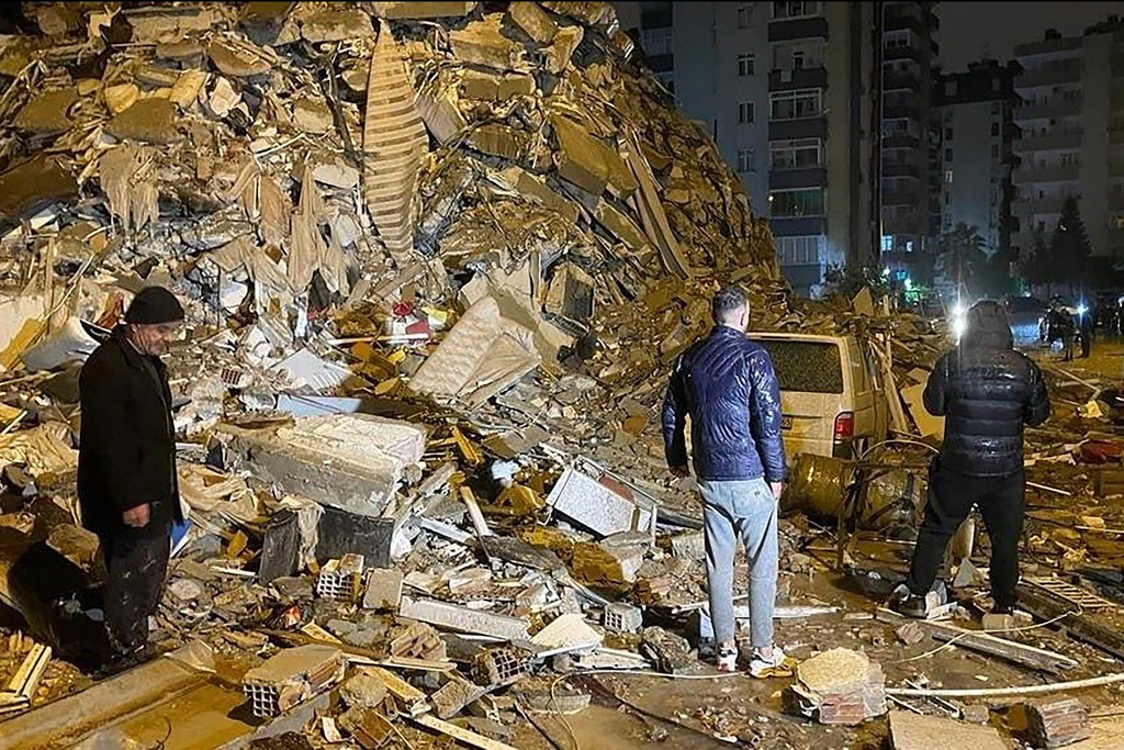 Diyarbakir, 2023. február 6. Lakóépület romjai között rekedt emberek után kutatnak a délkelet-törökországi Diyarbakirban 2023. február 6-án, miután több erős földrengés rázta meg Törökország délkeleti és Szíria északi részét hajnalban. A legnagyobb rengés