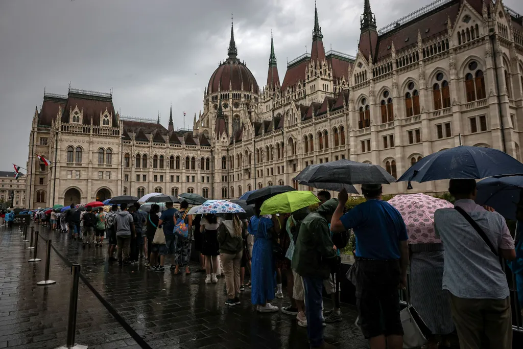 Esőben várakozó tömeg a Kossuth téren 2022. augusztus 20., eső, tömeg, kossuth tér, budapest, parlament 