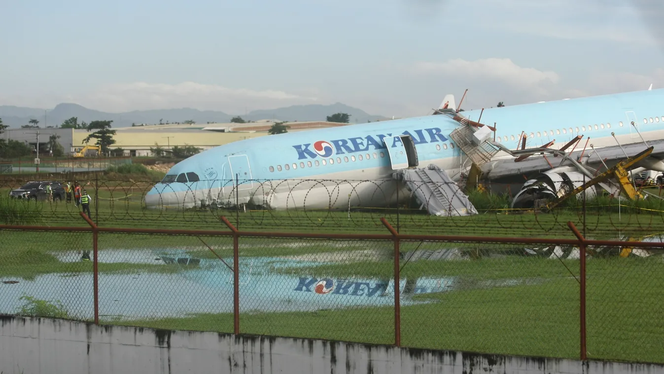 Cebu, 2022. október 24.
A Korean Air dél-koreai légitársaság balesetet szenvedett repülőgépe a Mactan-Cebu nemzetközi repülőtéren a Fülöp-szigeteki Cebuban 2022. október 24-én. A gép a rossz látási viszonyok miatt leszállás közben túlszaladt a kifutón, a 