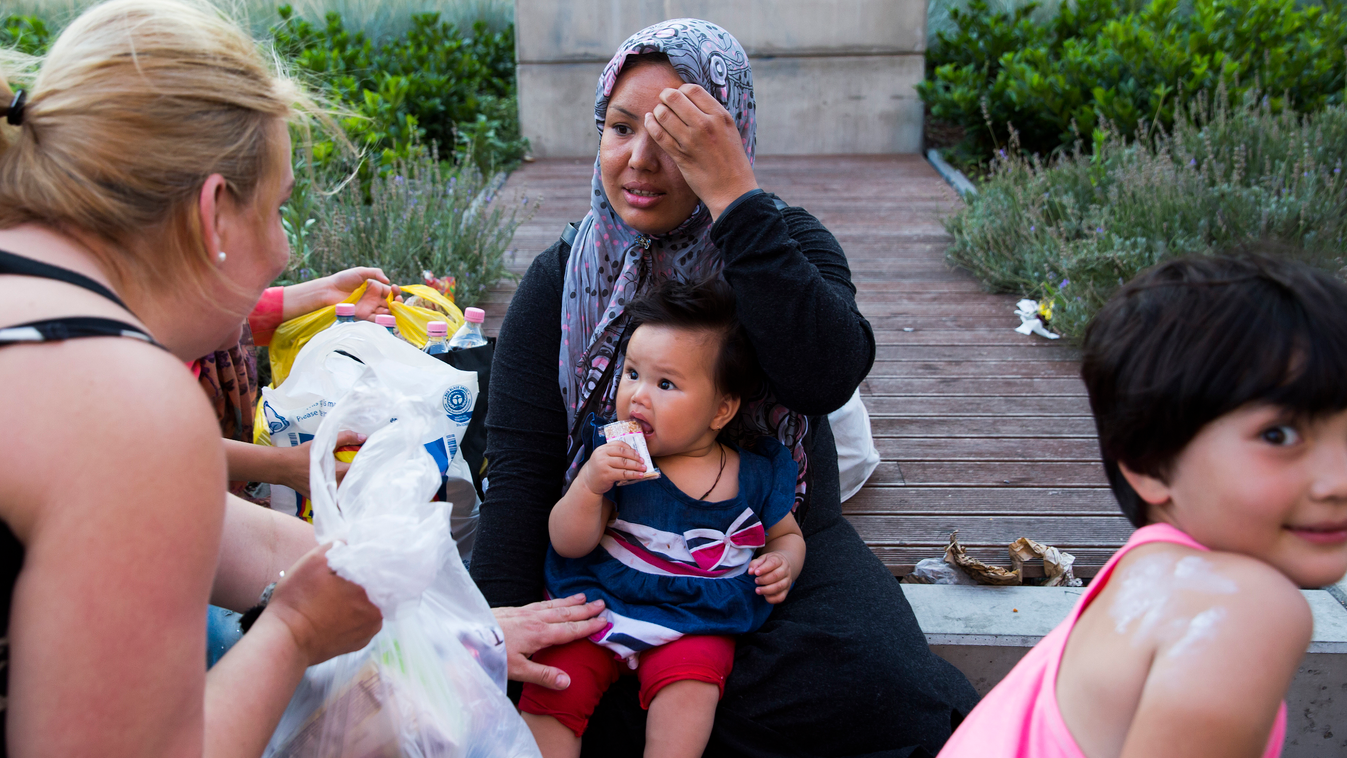 Menekült Menekültek Migránsok Menekült Menekültek Migránsok A Heti Betevő önkéntes szervezet ételosztása bevándorlóknak a keleti pályaudvaron 