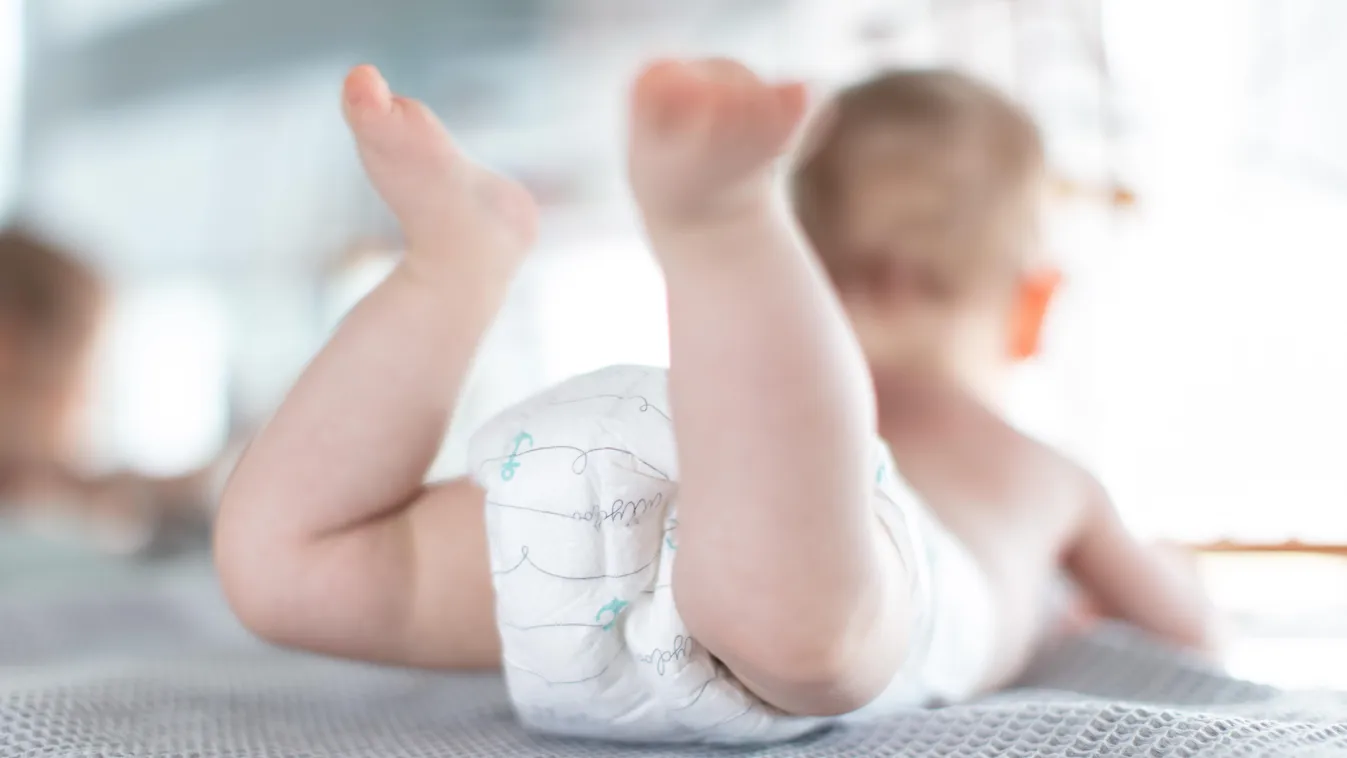 csecsemő pelenka Infant with motoric toy SOCIAL ISSUES COMPANY Children BABY Diaper Disposable diaper threaded 