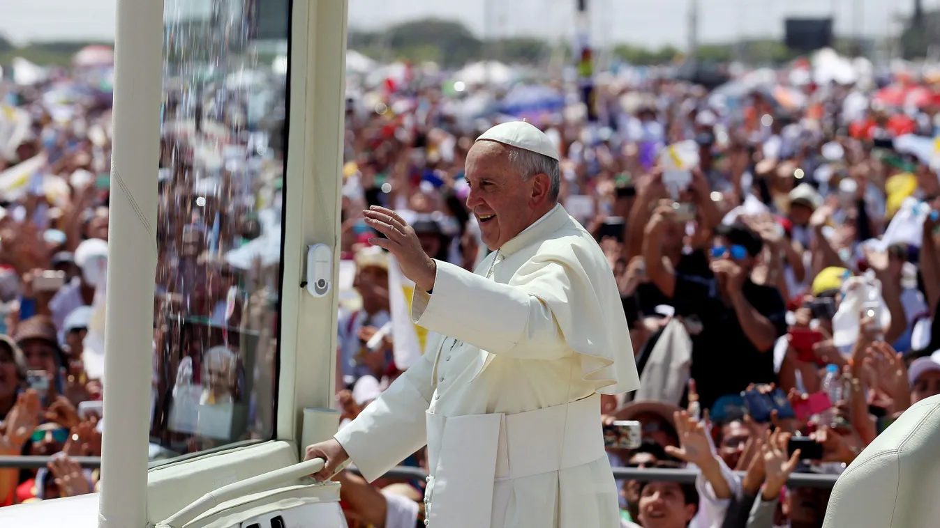 FERENC pápa Guayaquil, 2015. július 6.
A dél-amerikai körútjának első állomásán Ecuadorban tartózkodó Ferenc pápa pápamobilján szabadtéri miséjére érkezik a guayaquili Samanes Parkba 2015. július 6-án. (MTI/EPA/Leonardo Munoz) 
