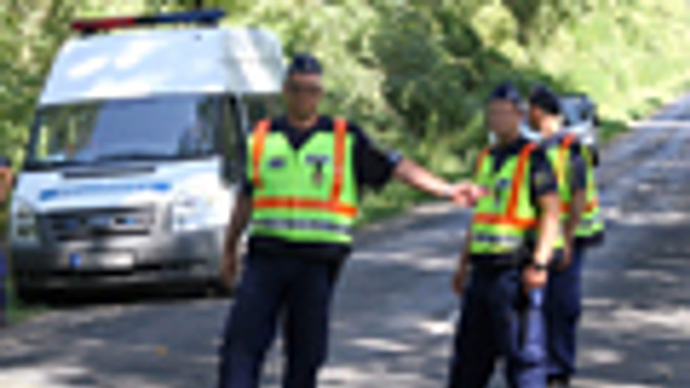 
Rendőrök megállítanak egy személygépkocsit a Fejér megyei Csókakő határában 2012. augusztus 25-én, miután a megyei rendőrfőkapitány műveleti körzetté nyilvánította a falut
