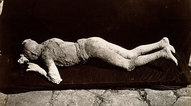 I.sz. 79-ben a Vezúv forró hamuval árasztotta el Pompejit, ami így tökéletesen konzerválódott az utókornak és csak 1600 év múlva fedezték fel. A képen egy pompeji áldozat gipszlenyomata