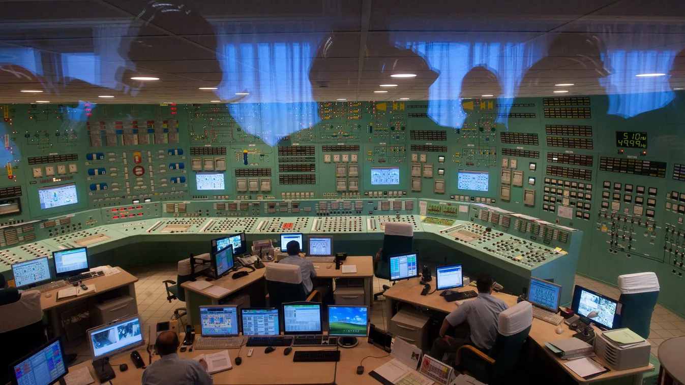 ÉPÍTMÉNY ÉPÜLET erőmű Foglalkozás ipari létesítmény irányítóközpont ÖLTÖZÉK KIEGÉSZÍTŐ SZEMÉLY vezérlőterem Paks, 2011. március 23.
Újságírók alakja tükröződik az üvegen, amikor megtekintik a paksi atomerőmű 3-as és 4-es  blokkjának irányítóközpontját, am