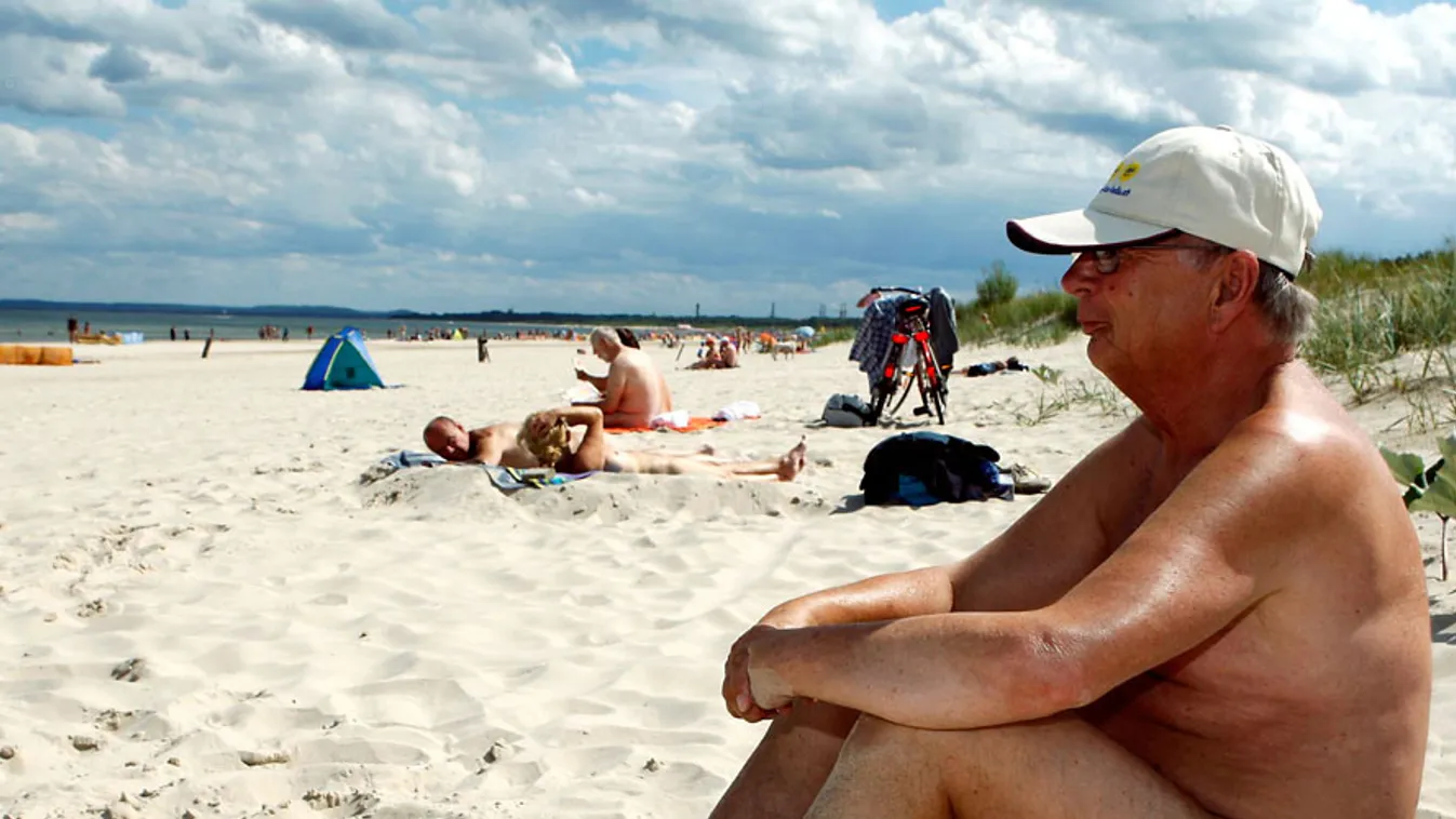 Egy német nudista ül a strandton Ahlbeckben, nudizmus, nudisták