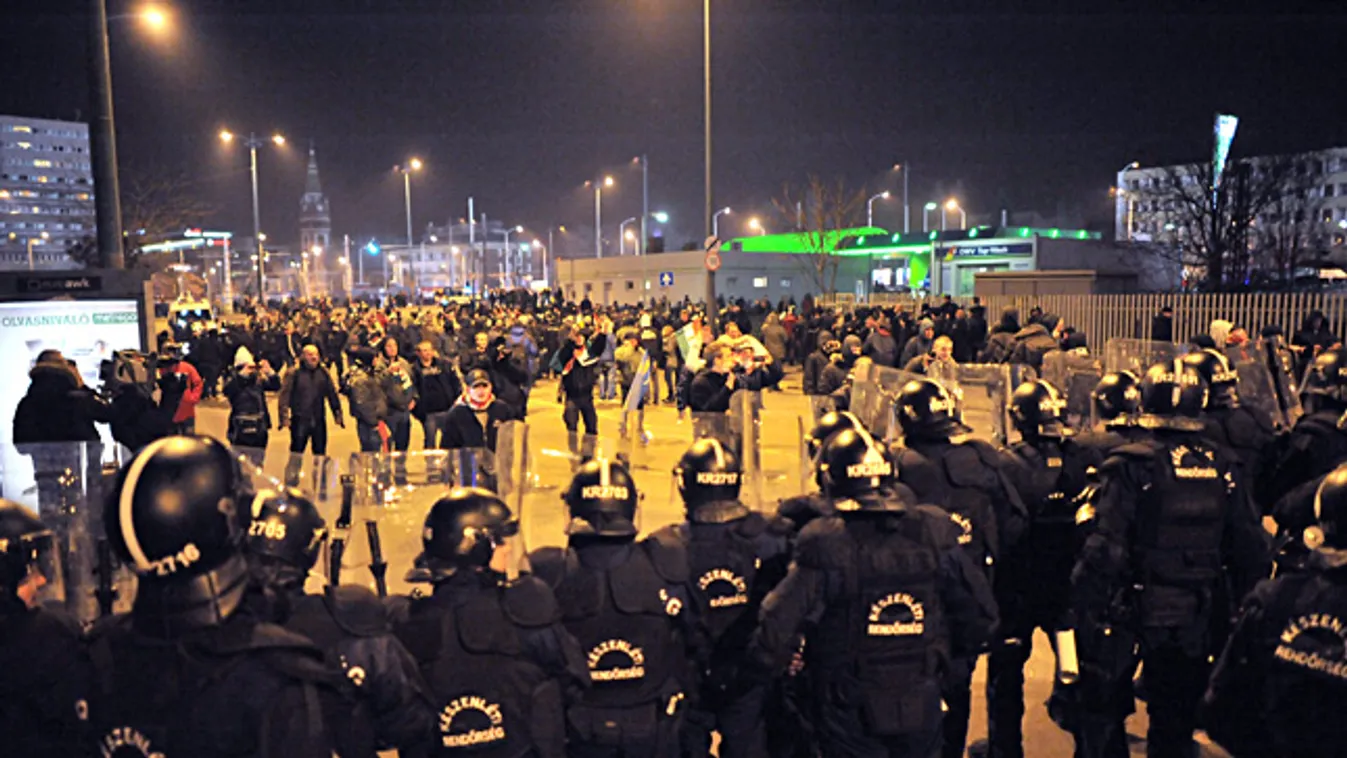 Rendőrök és szurkolók Budapesten a Dózsa György úton a Magyarország-Románia zártkapus labdarúgó-mérkőzés után 2013. március 22-én.