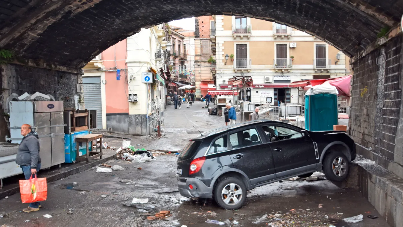 Catania, 2021. október 27.
Megrongálódott autó az árvíz elvonulása után a szicíliai Cataniában 2021. október 27-én. A napok óta tartó vihar után rengeteg víz árasztotta el Catania városát, az áradás két ember halálát okozta.
MTI/AP/LaPresse/Andrea Di Graz