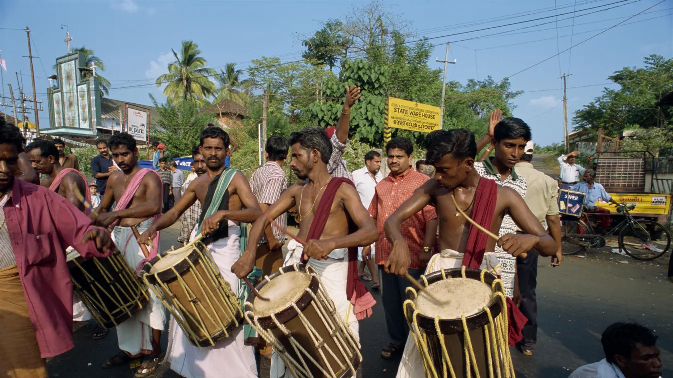 Kerala state, India, Asia travel street entertainment buskers THREE QUARTER LENGTH ASIA India Kerala towns town urban location STREET SCENE street scenes drumming drummers DRUMS MUSIC musicians Indian culture Indian ethnicity groups men portraits people H
