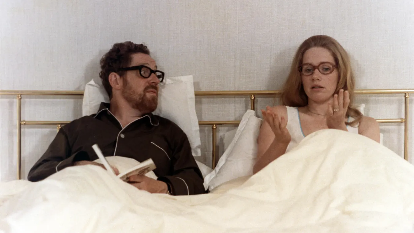 Scener ur ett äktenskap Cinema MAN WOMAN couple BED BOOK to discuss HORIZONTAL 