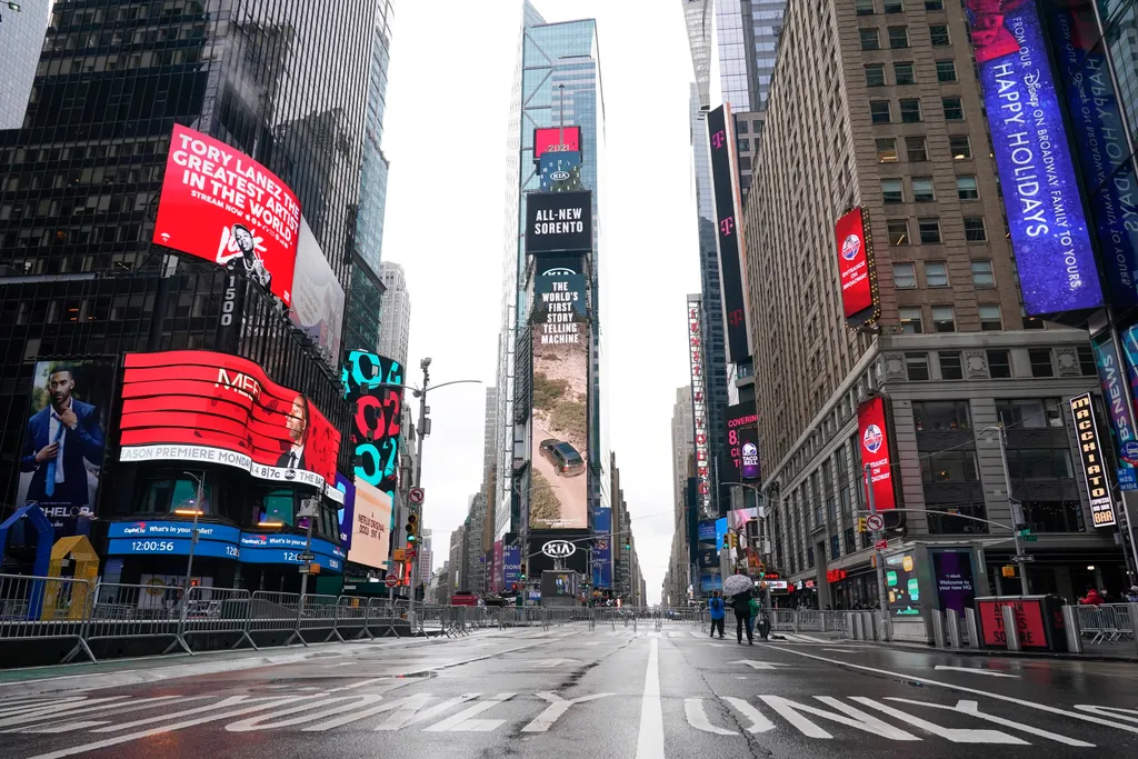 New York, 2020. december 31.
Szinte kihalt a New York-i Times Square 2020. december 31-én. A koronavírus-járvány miatt a teret lezárták, de a kristályháromszögek ezreiból álló, LED-es izzókkal felszerelt sziporkázó Waterford-kristálygömböt egy perccel éjf