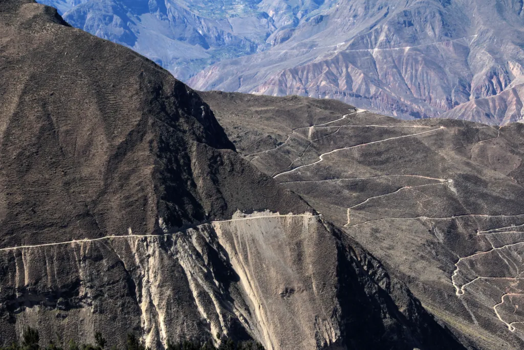 Cotahuasi Canyon Peru A világ legveszélyesebb útjai. galéria
 Cotahuasi,Canyon,Peru,With,Dead,Road,Leading,Into,Deep,Canyon. velinga,altitude,deep,arequipa,beauty,color,south,panoramic,peru 