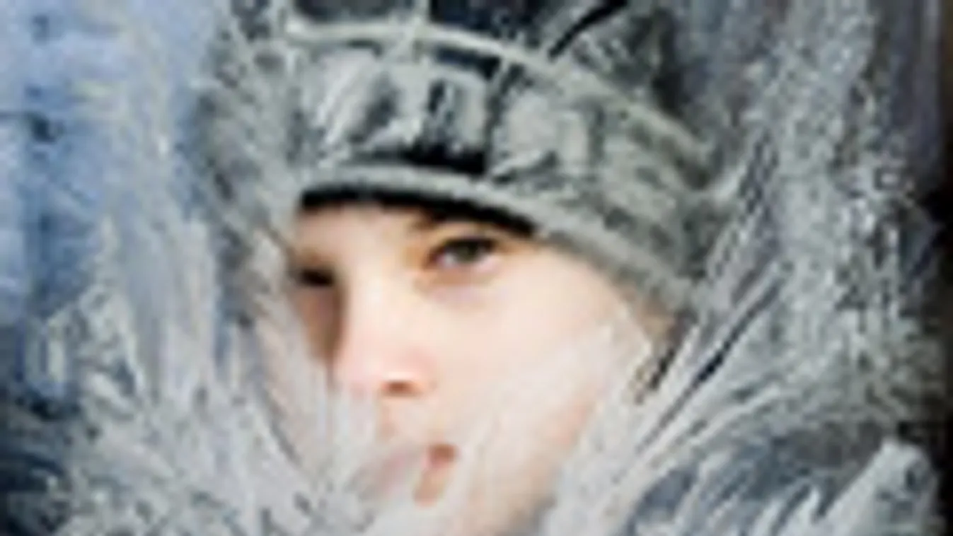 fagy, hideg, tél, fagyzug, Zabar, Borsy Béla, a nagykállói általános iskola ötödikes diákja a tanterem ablakát borító jégvirágot nézi 2009 januárjában
