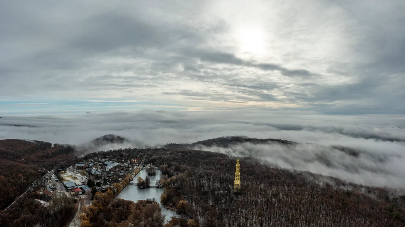 mátrafüred kilátó ÉPÜLET erdő ÉVSZAK FOTÓ FOTÓTECHNIKA FOTÓTÉMA hegy IDŐJÁRÁS kilátó köd ködös légi felvétel Mátra Sástó-kilátó TÁJ tájkép tél 