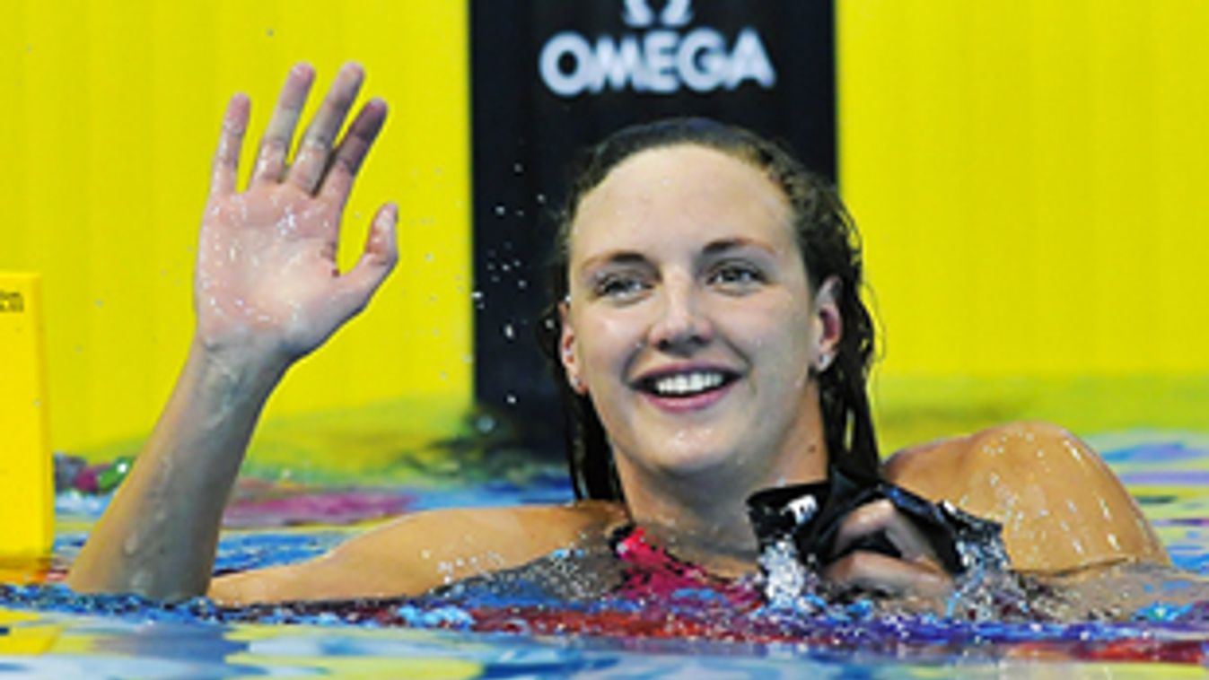 A győztes Hosszú Katinka ünnepel a medencében a női 200 méteres pillangóúszás döntőjében a 31. úszó Európa-bajnokságon, a Debreceni Sportuszodában