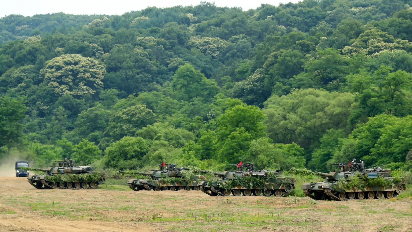 Padzsu, 2020. június 19.
Dél-koreai katonák álcázott harcjárművekkel vesznek részt hadgyakorlaton a két Koreát elválasztó demilitarizált övezet dél-koreai oldalán, Padzsuban 2020. június 18-án. A dél-koreai hadsereg készültségben van, miután Észak-Korea j
