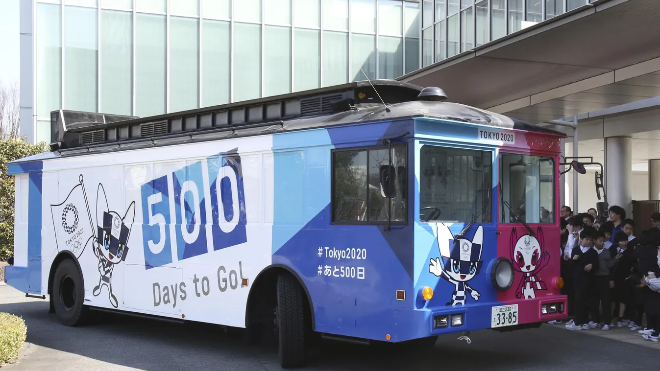 Tokió, 2019. március 12.
A 2020-as tokiói nyári olimpiát reklámozó busz mellett általános iskolások 2019. március 12-én, 500 nappal a játékok megkezdése előtt.
MTI/AP/Szaszahara Kodzsi 