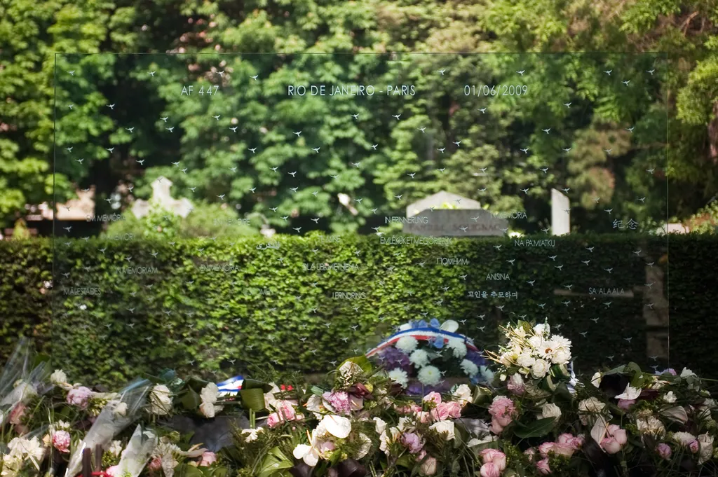 A világ leglátogatottabb sírkertje Párizsban, ahol számtalan híres ember nyugszik, galéria, 2023, Air France 2009 