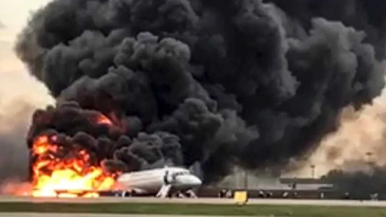 Moszkva, 2019. május 6.
Az orosz Nyomozó Bizottság által közreadott, videofelvételről készített képen az Aeroflot orosz légitársaság Szuhoj SSJ-100-as típusú utasszállító repülőgépe lángol, miután kényszerleszállást hajtott végre a moszkvai Seremetyevói r
