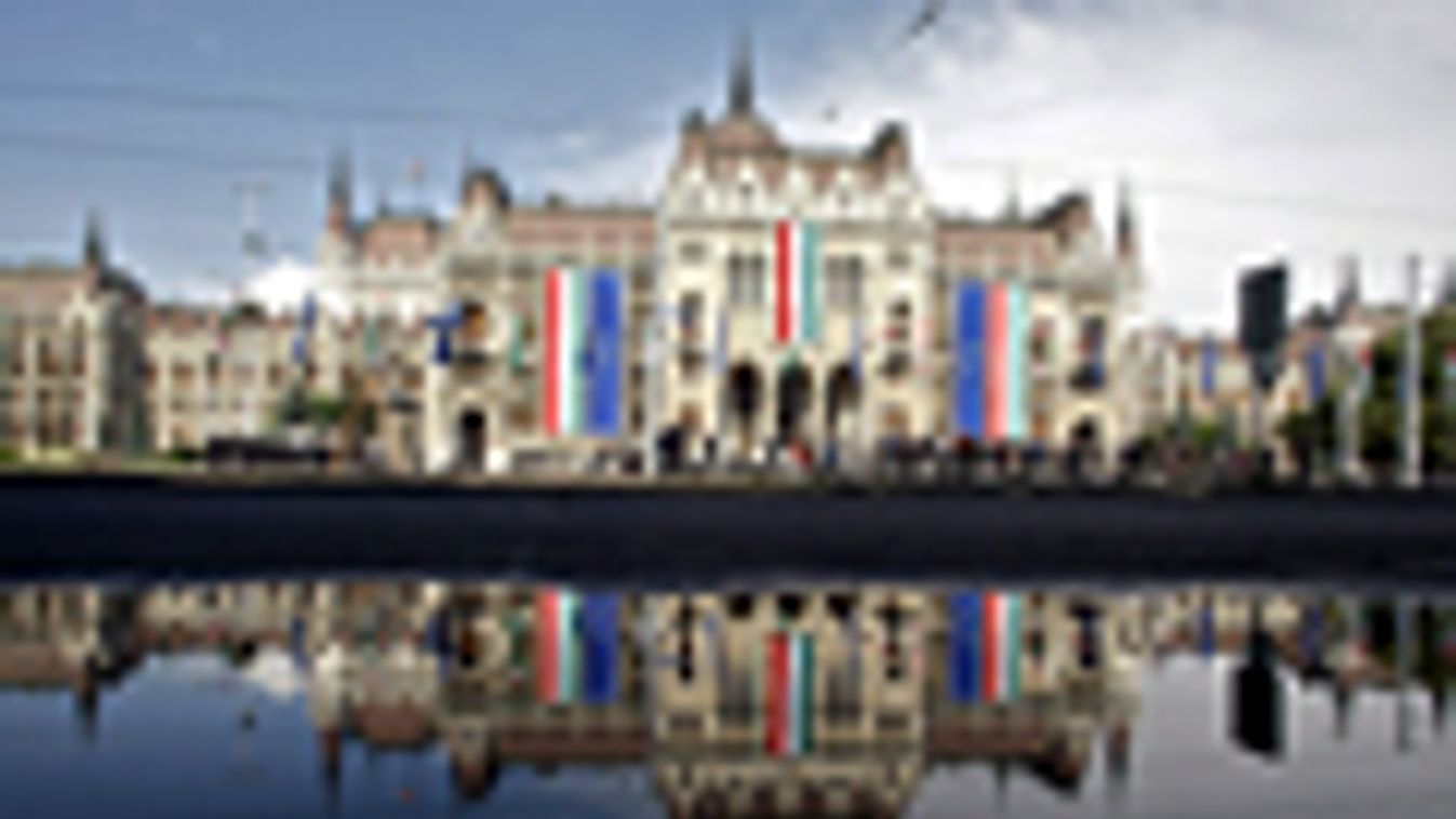 Magyarország a téma az Európai Parlamentben, Országház, Parlament épülete uniós zászlóval 
