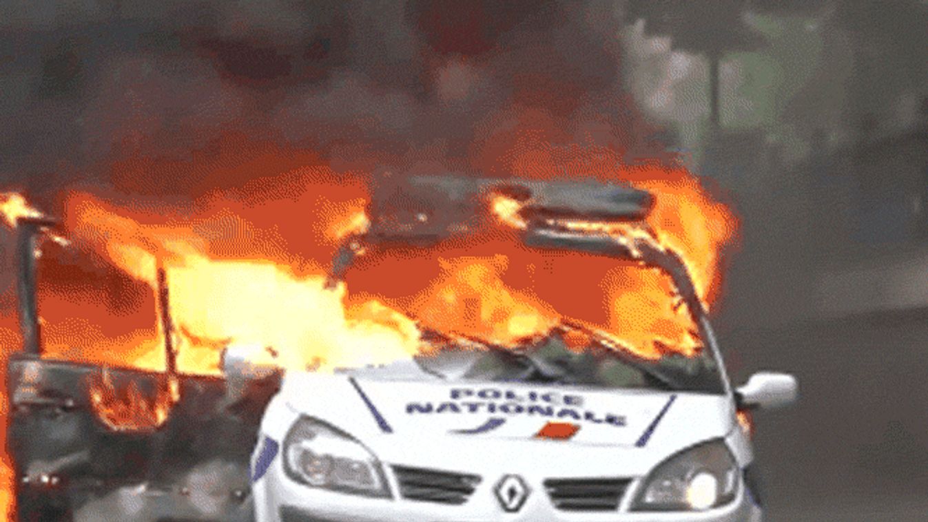 felgyújtott rendőrautó 