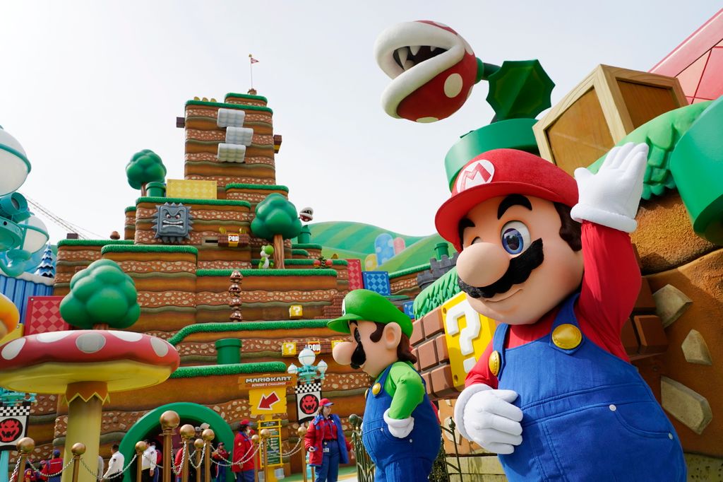 Super Nintendo World megnyitója Kaliforniában
Mario és Luigi, a Nintendo videójátékok szereplői állnak a Super Nintendo World főterén az Universal Studios Hollywood részeként megépített tematikus park megnyitója előtti napon, 2023. február 16-án a kalifor