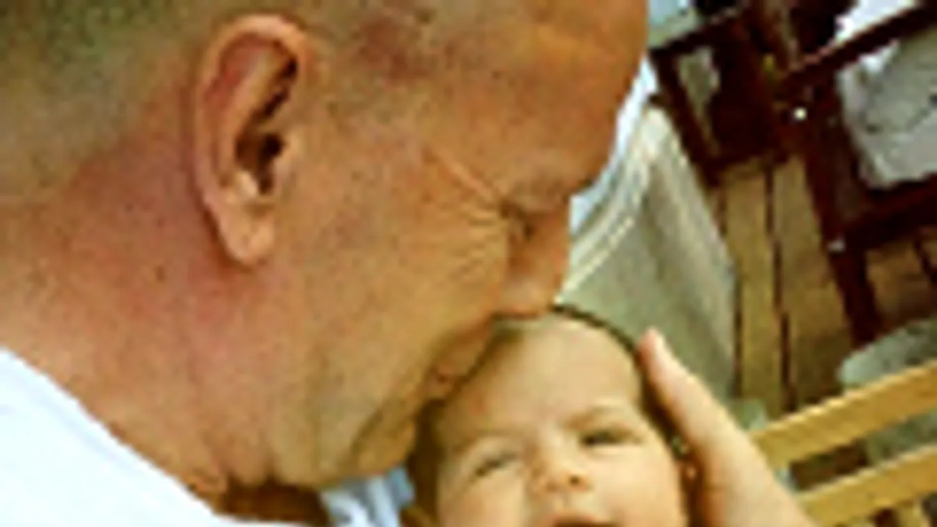 Bruce Willis és újszülött babájuk